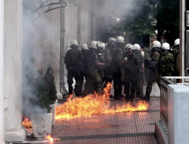 Σε πεδίο «μάχης» μεταξύ κουκουλοφόρων και MAT έχει μετατραπεί η πλατεία Συντάγματος (φωτό, βίντεο) (upd2)